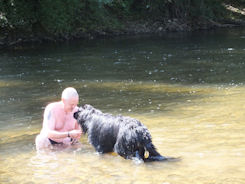 Aiko heeft voor zijn eerste zwempartij wat aanmoediging nodig!