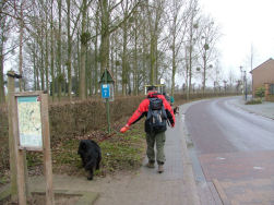 Hop, even langs de baan...