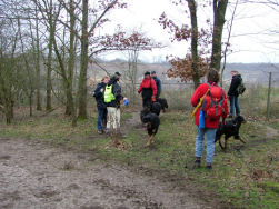 Verzamelen aan de cementfabriek.