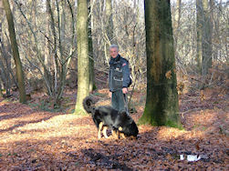 Alois begint dadelijk met wat speurwerk...