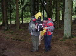 Imker Senne zit uit de regen.