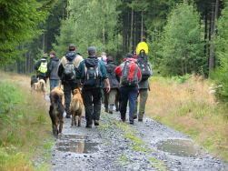 Vrolijk de modder te gemoet.