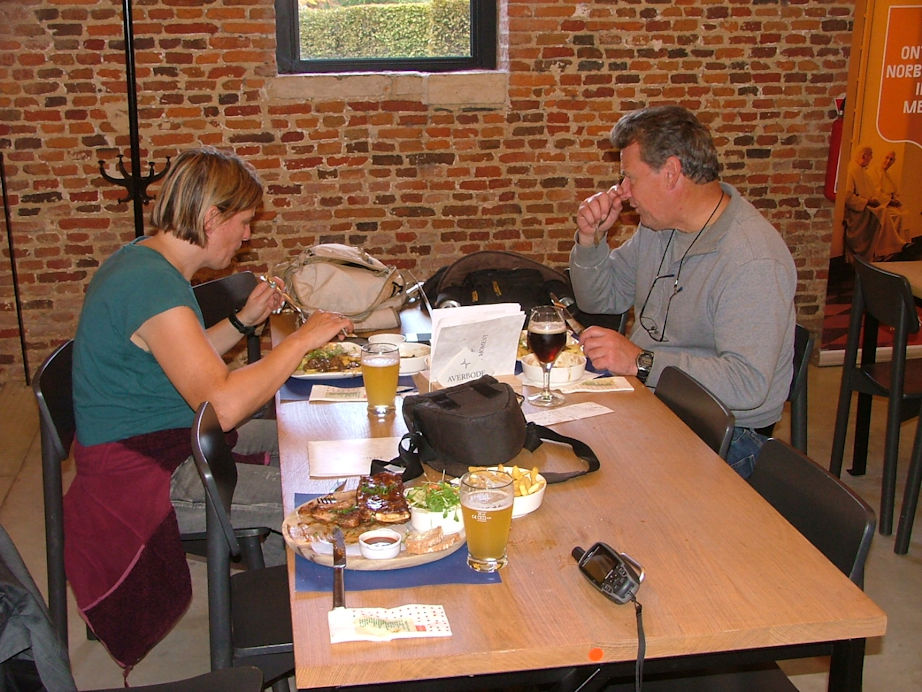 Na de dorstigen gelaafd te hebben nog de hongerigen spijzen. Zo zijn we weer klaar voor de volgende wandeling.