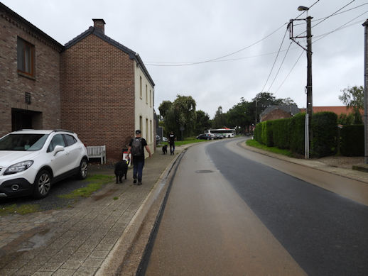 Door de dorpskern naar het eindpunt.