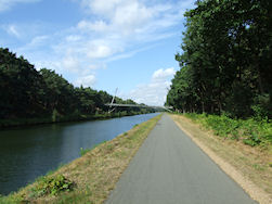 Het kanaal bij bijpasende voetgangersbrug.