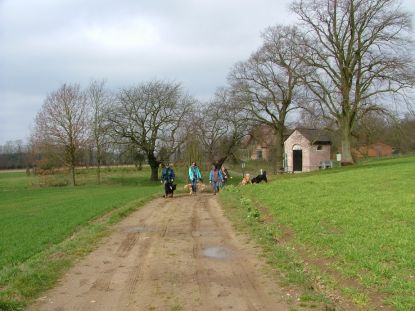 Door de velden, langs de kapel van Jozef...