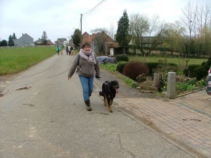 Ines met Mancha over het asfalt.