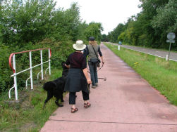 Even aanlijnen... de hondjes wel te verstaan!