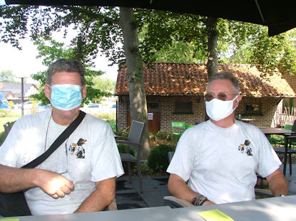 Sommigen zien er beter uit met masker...