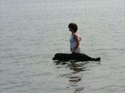 Dante volgt perfect...zelfs in het water!