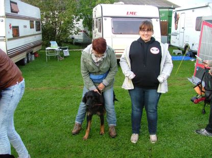 Mia met haar baasjes...