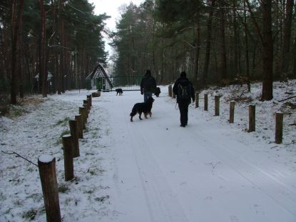 De politie waakt... en zit in een kabouterhuisje.