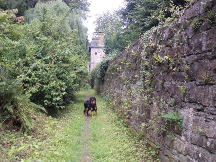 Deze maal achter het klooster door.