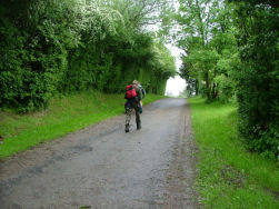 Een volgende klim langs de weg.
