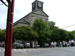 De plaats van vertrek met voldoende parking.