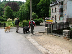 Hier de brug over, het café is echter weg.