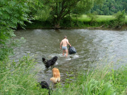 Oversteekplaats gevonden, kleren uit en oversteken.
