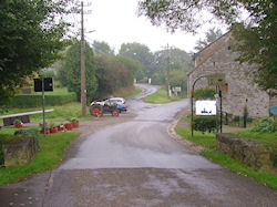 Over het bruggetje links naar boven.