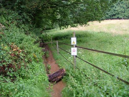 Omleiding moeten volgen, te glipperig en te dicht bij de schrikdraad.