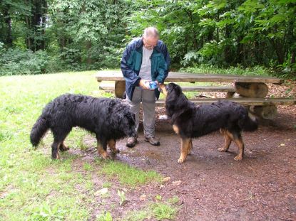 De dorstigen laven! Van de fles!