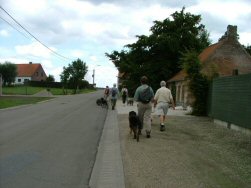 Niet leuk; weer aan de lijband.