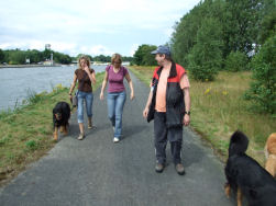 Een stuk afaltweg langs de vaart.